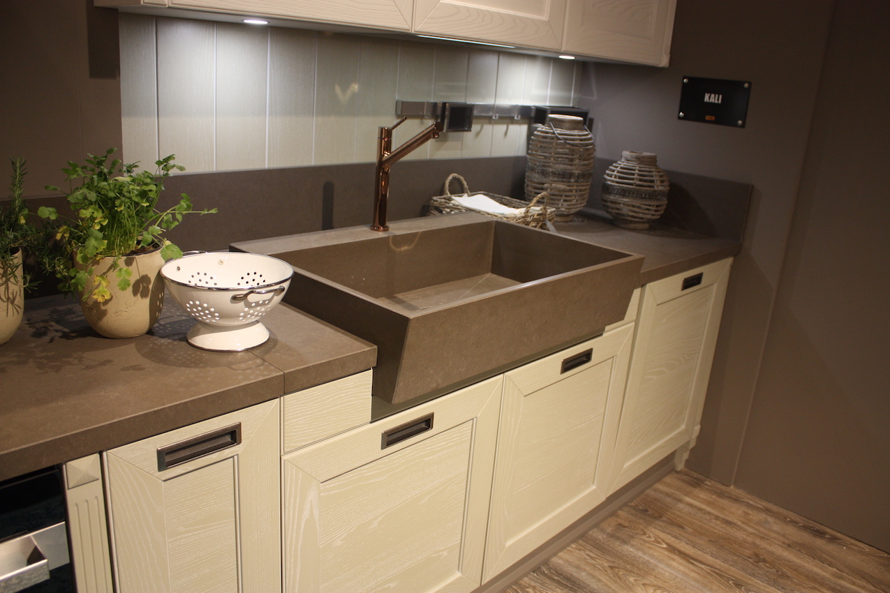 Kitchen trash cabinet pull out