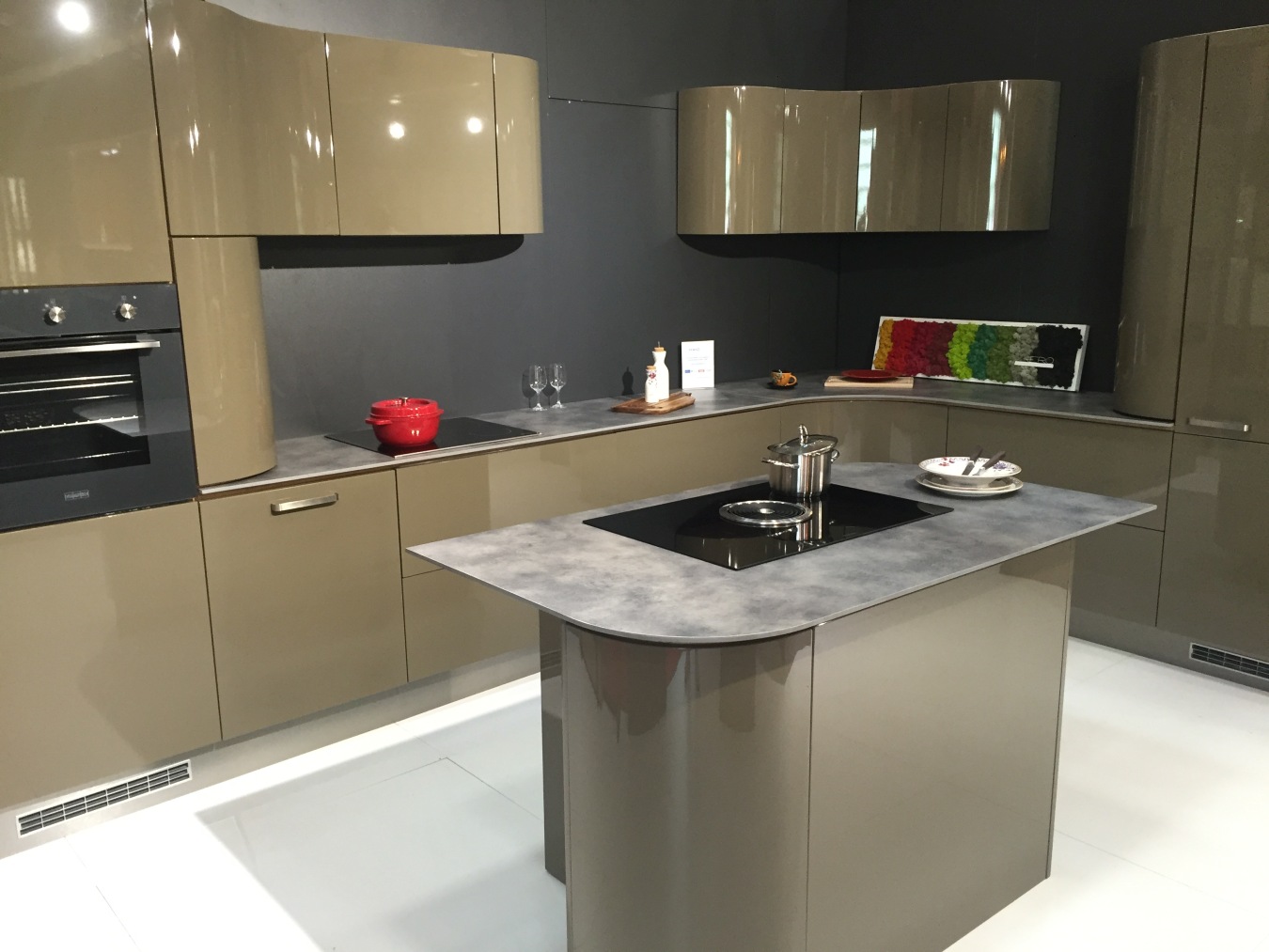 Kitchen trash cabinet pull out