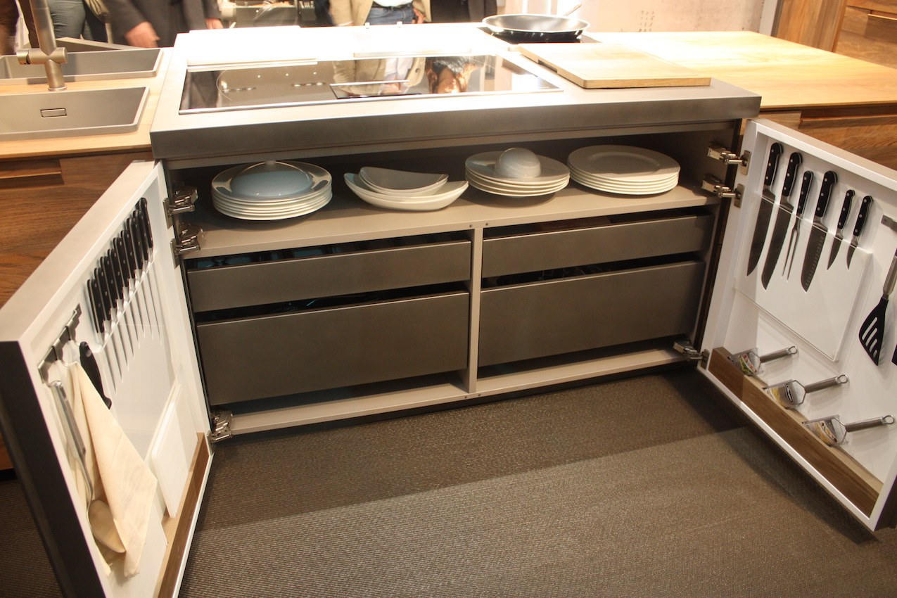 Kitchen trash cabinet pull out