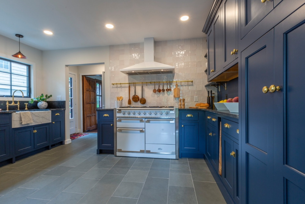 Open space french country kitchen