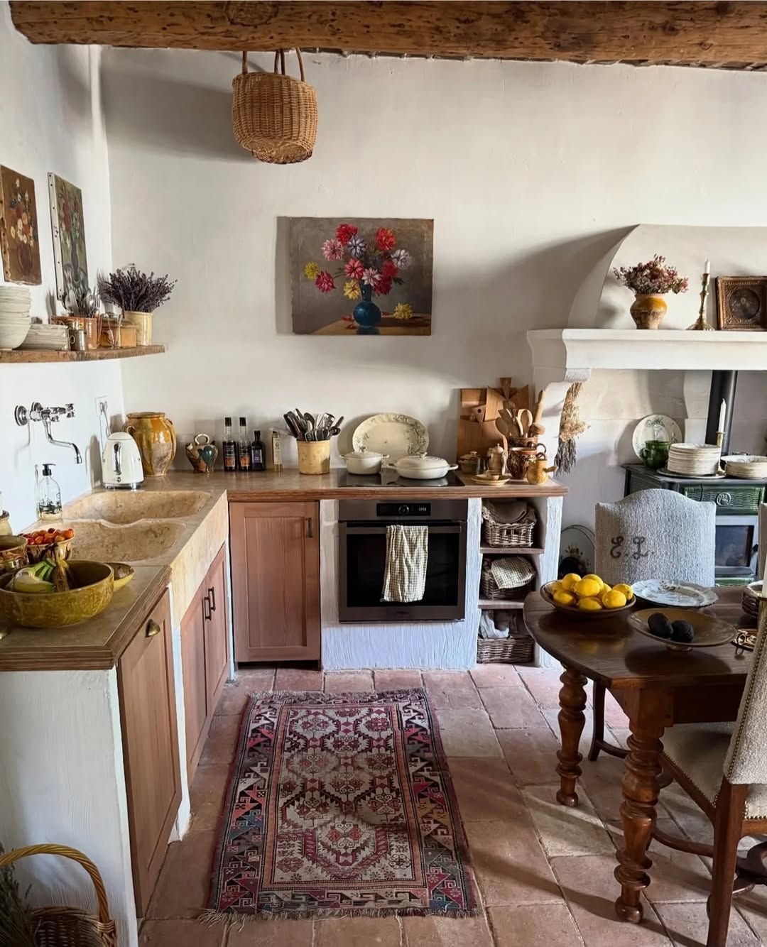 Open space french country kitchen