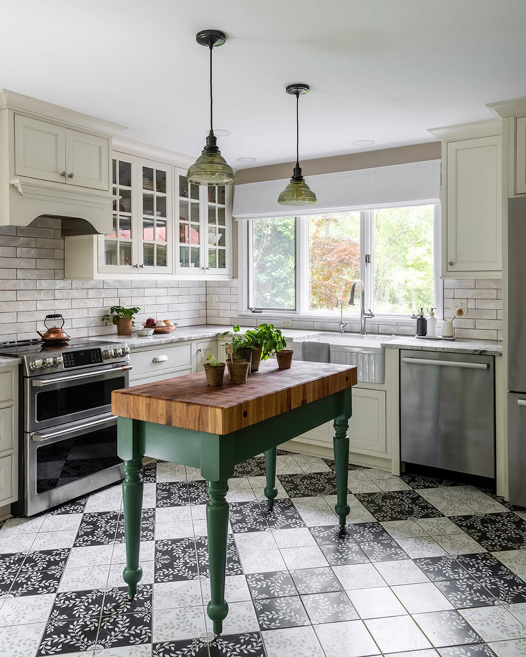 Open space french country kitchen