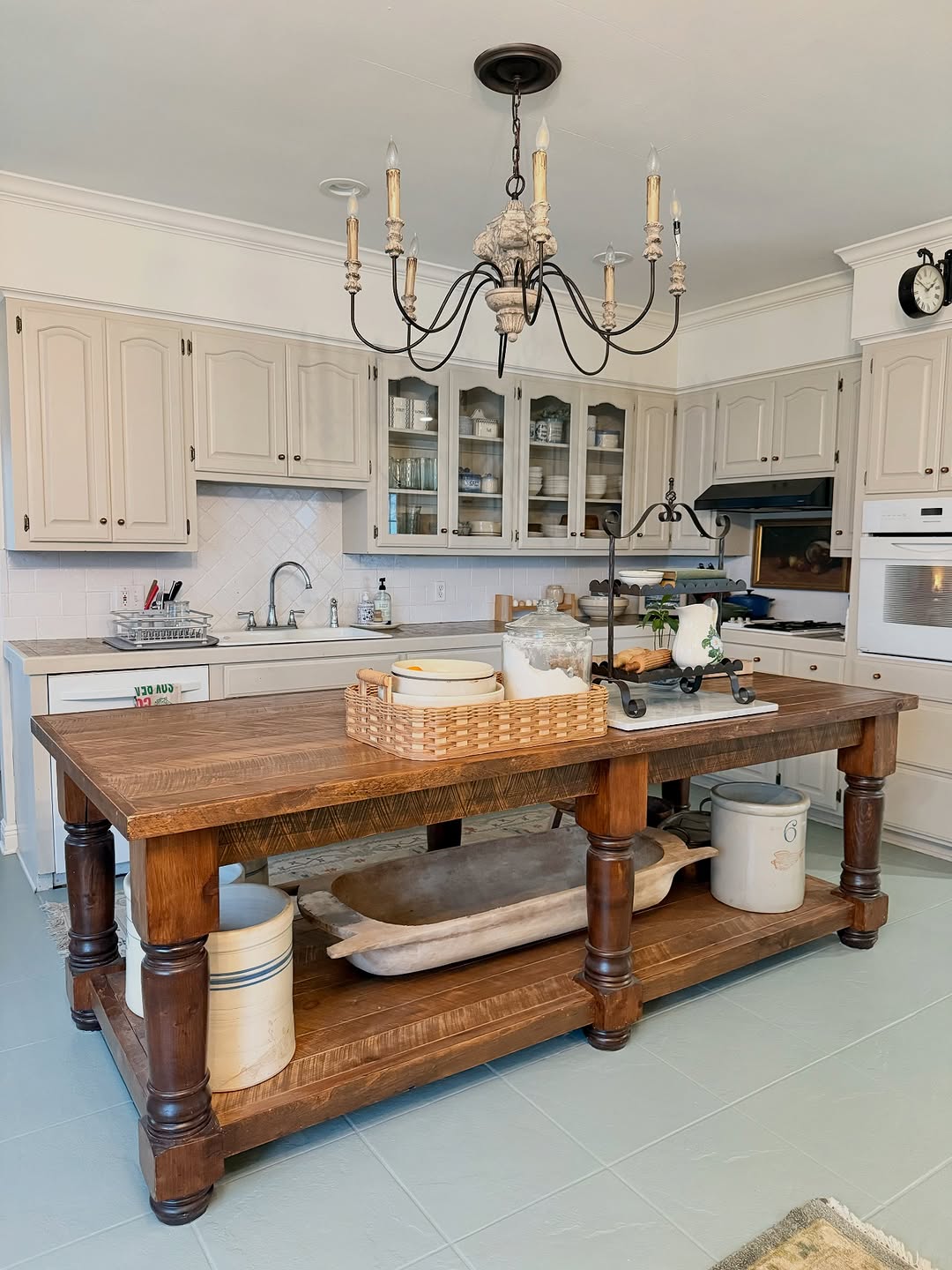 Open space french country kitchen