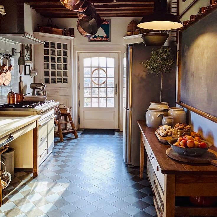 Open space french country kitchen