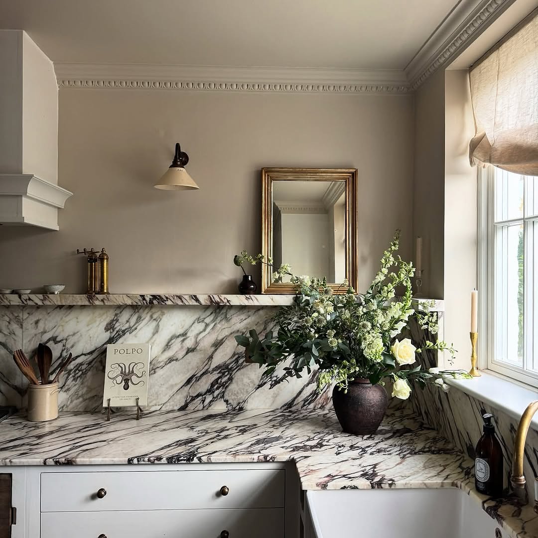 Marble vein kitchen decor