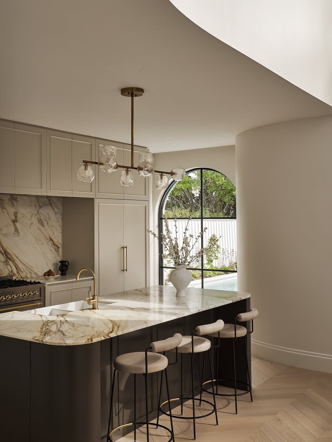 Marble vein kitchen decor