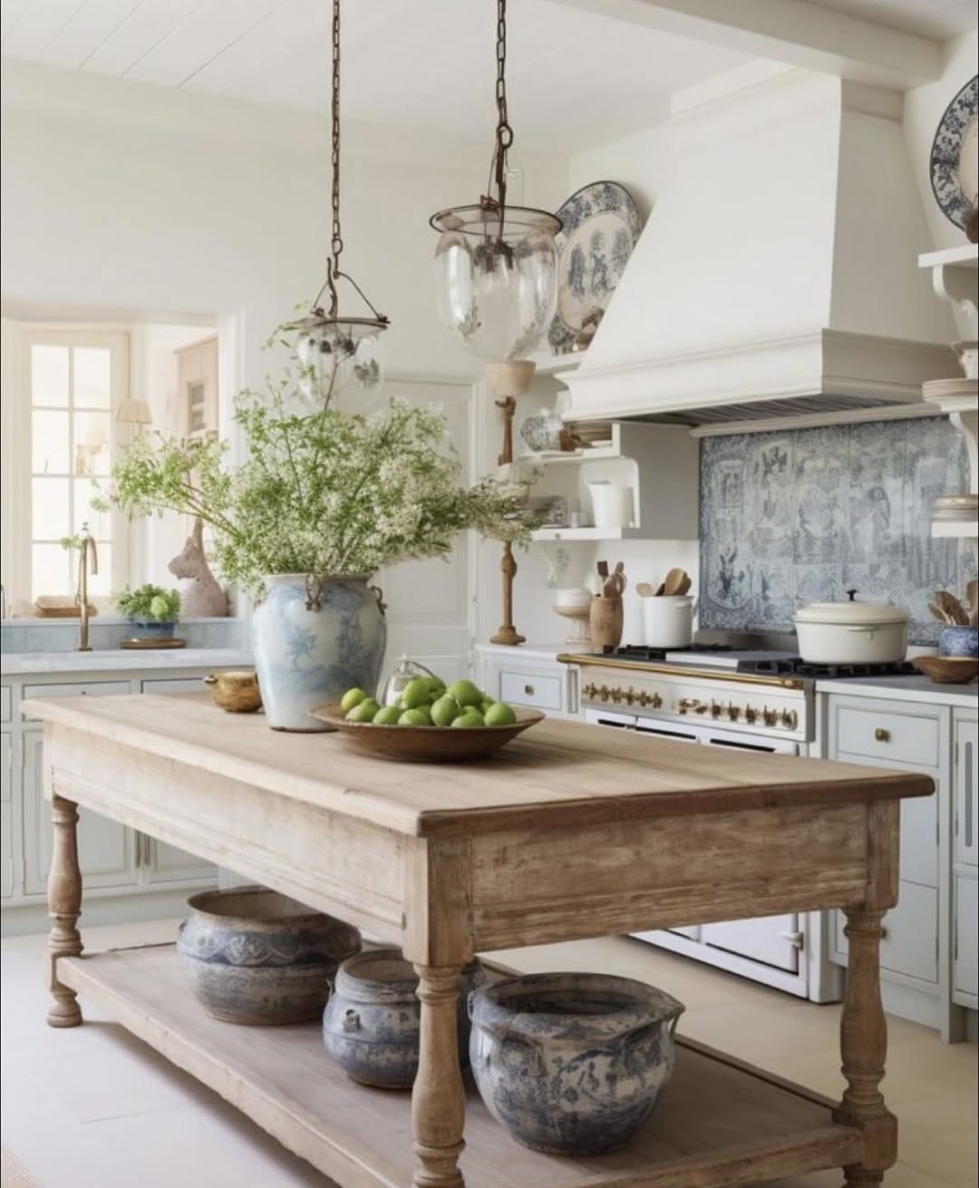 Open space french country kitchen