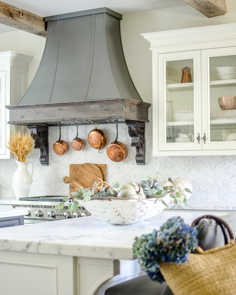 Open space french country kitchen