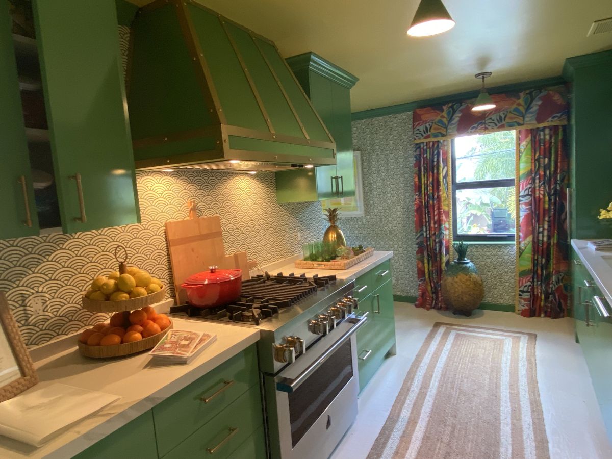 15 Kitchen Color Schemes That Still Look Right Years After the Renovation Is Done