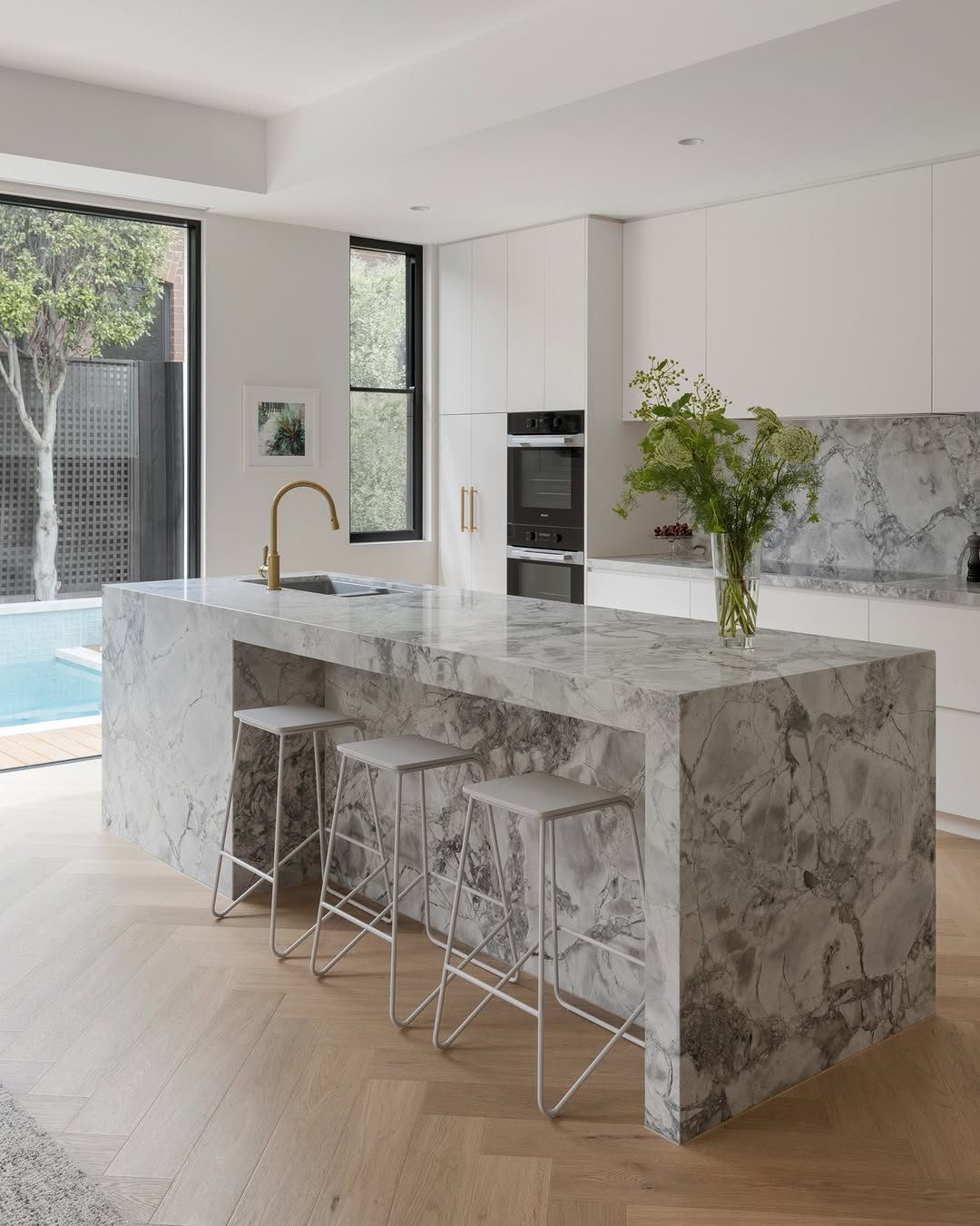 Marble vein kitchen decor