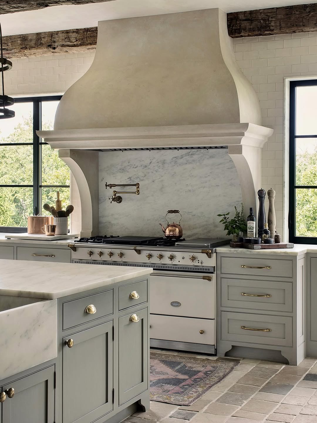 Open space french country kitchen