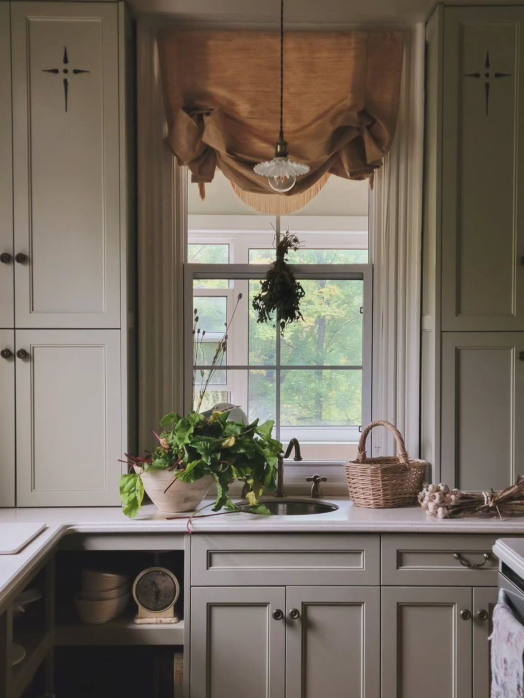 19 Kitchen Window Treatments That Shape the Sink Zone
