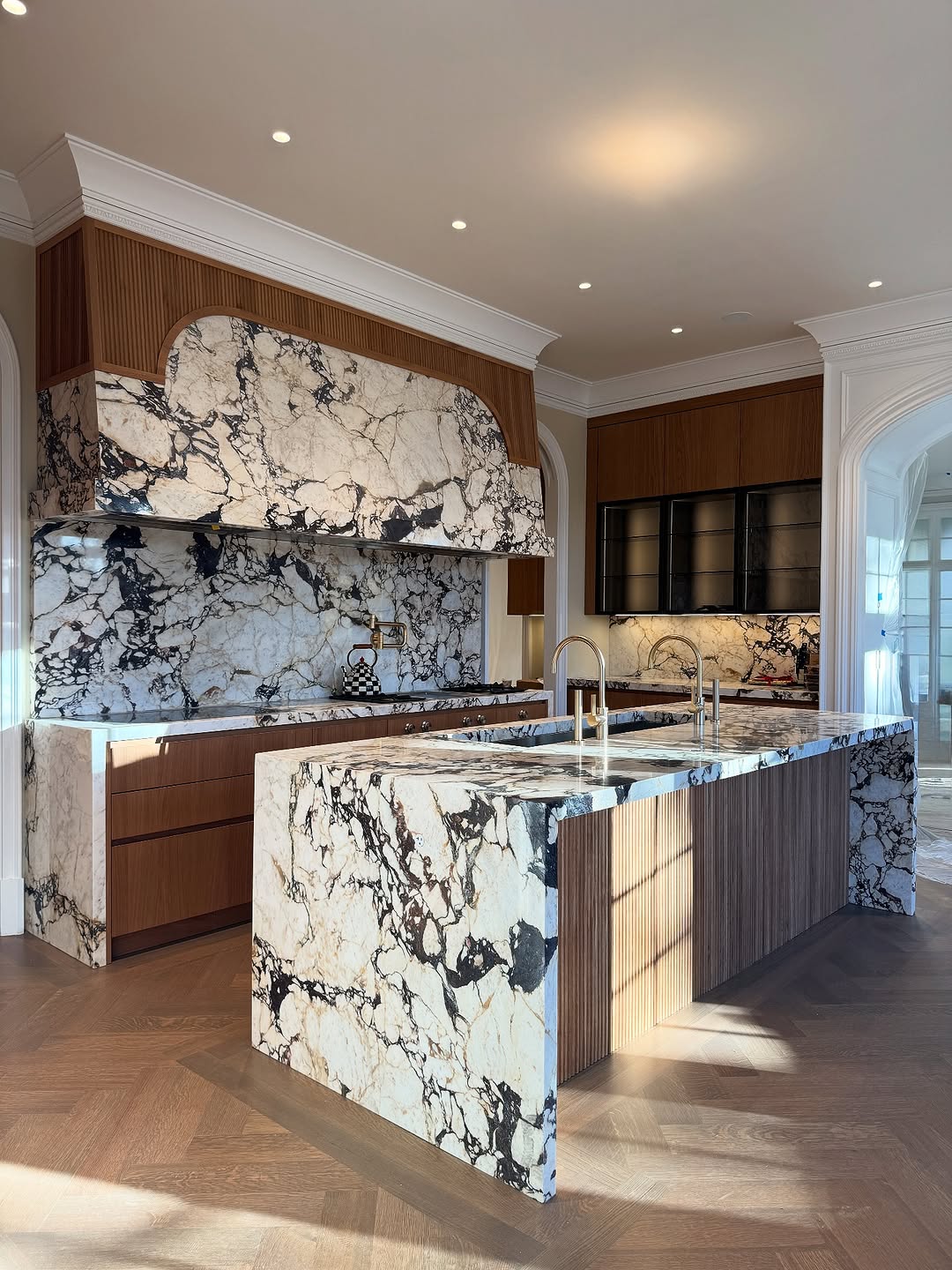 25 Marvelous Kitchens Where Marble Takes Center Stage