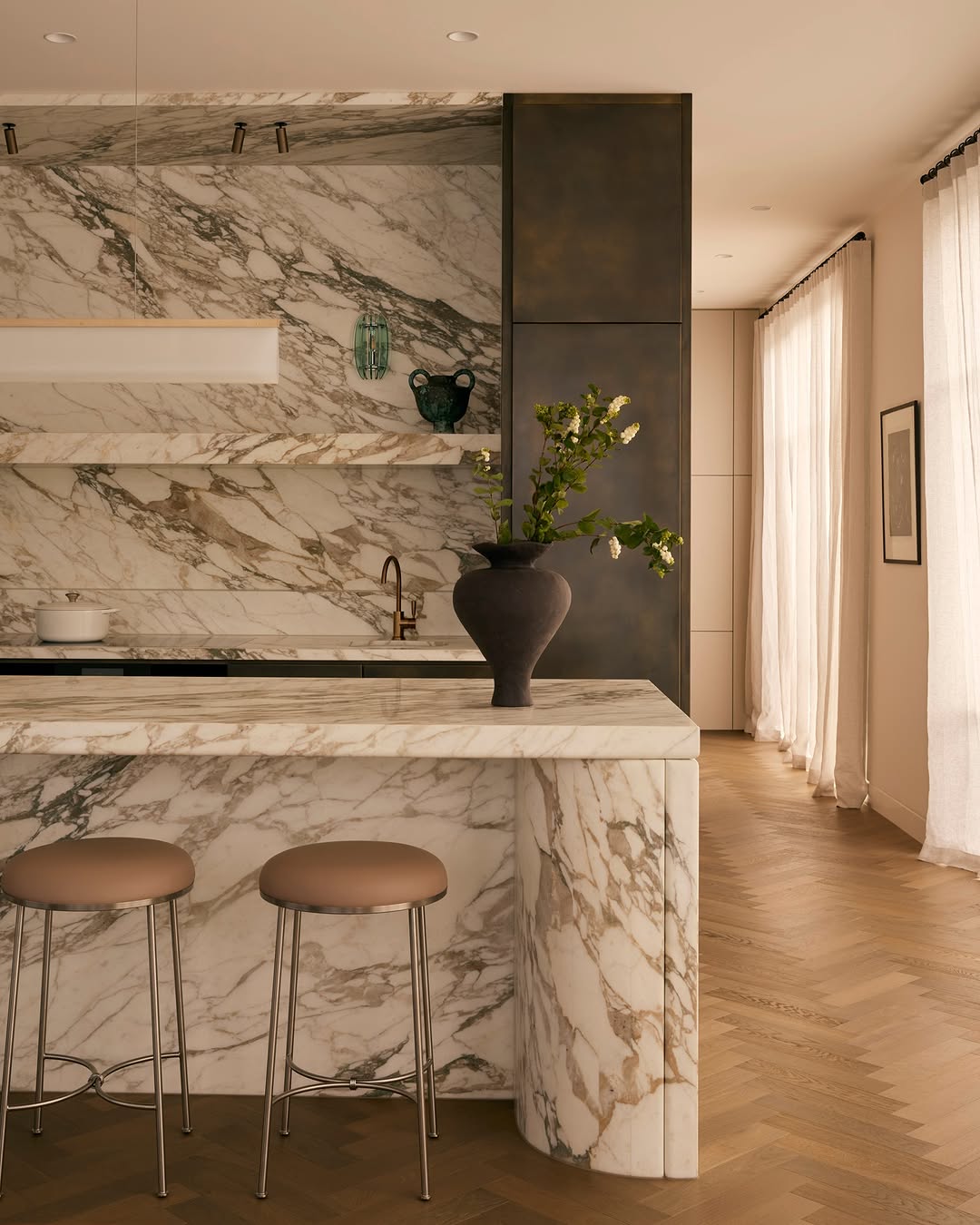 Marble vein kitchen decor