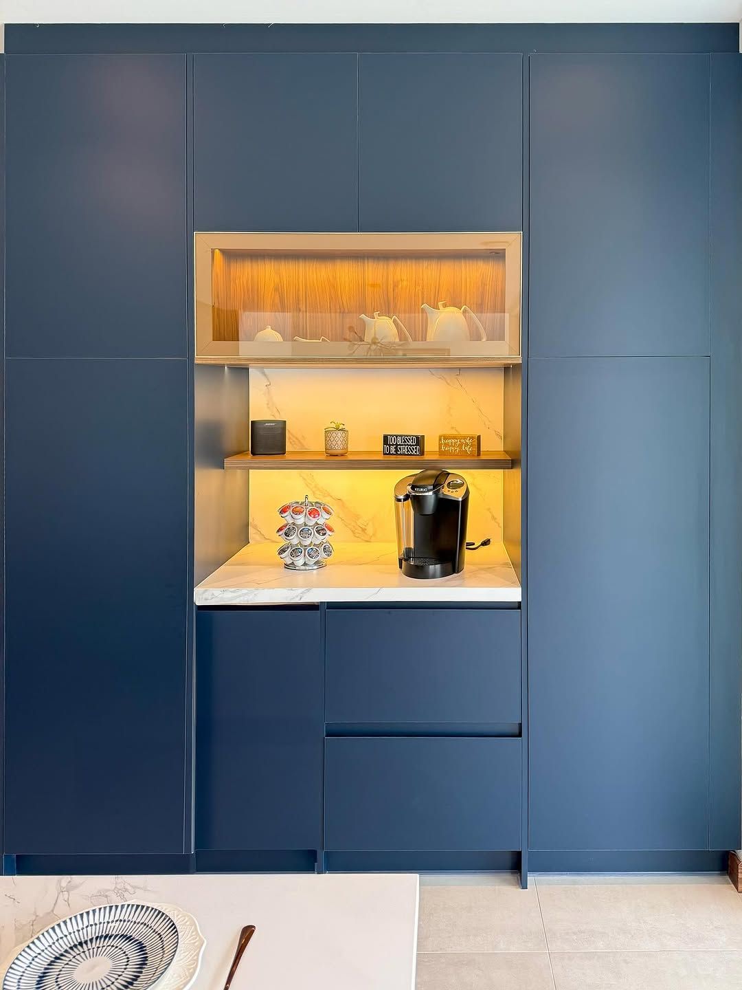 Cabinet niche with composite surround