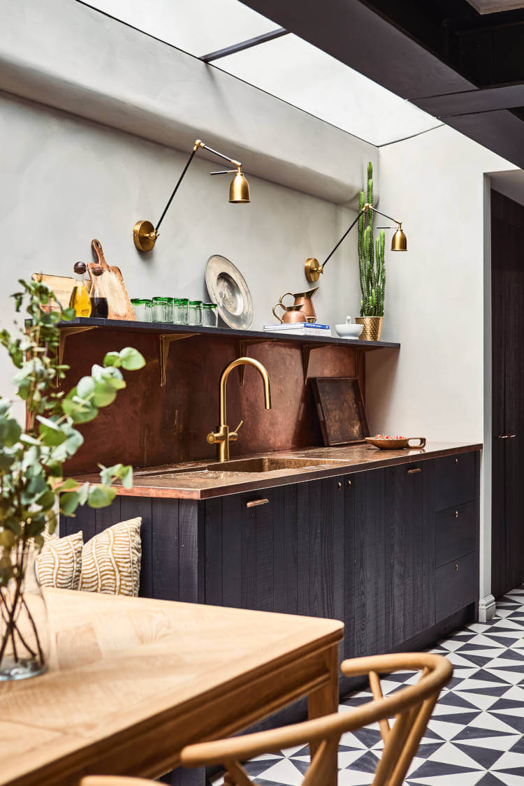 Copper worktops that replace the backsplash entirely