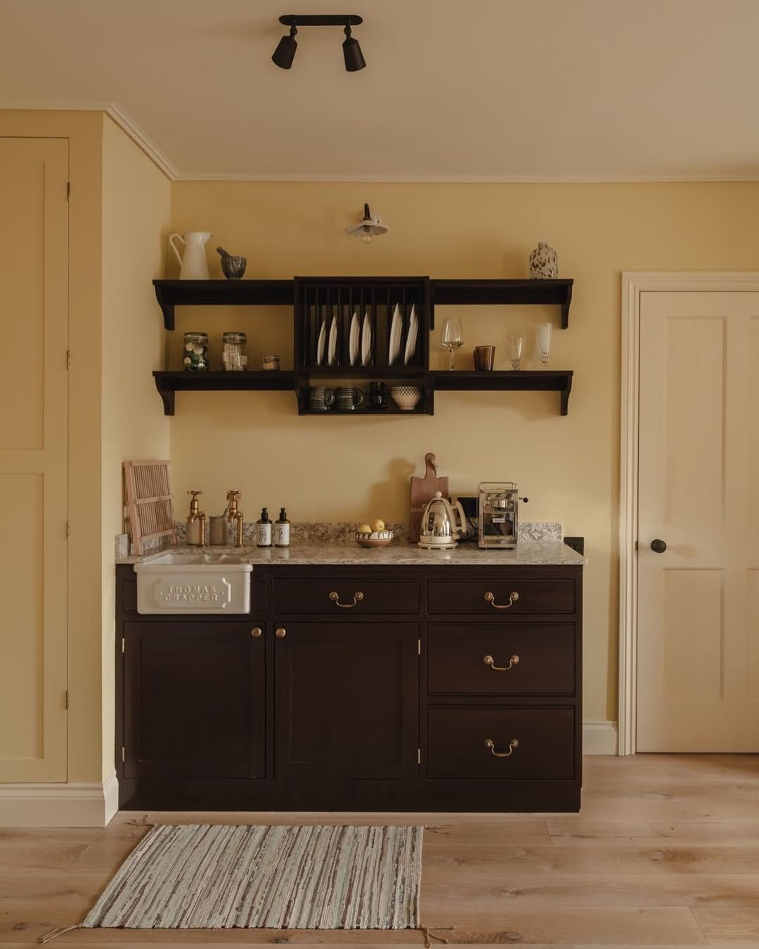 These Small Kitchenettes Keep Showing Up in Homes That Use Space Better Than Square Footage