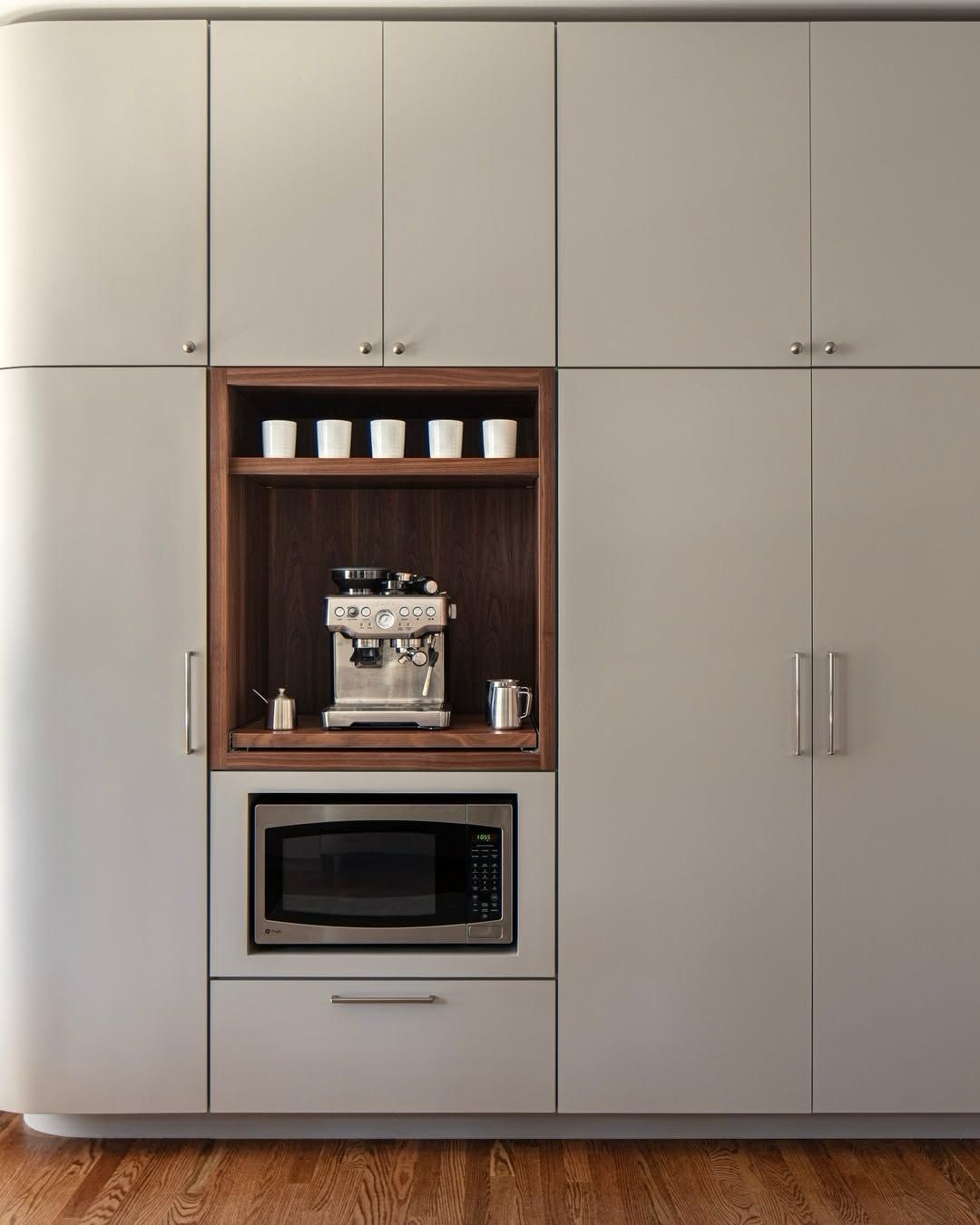 Cabinet niche with composite surround