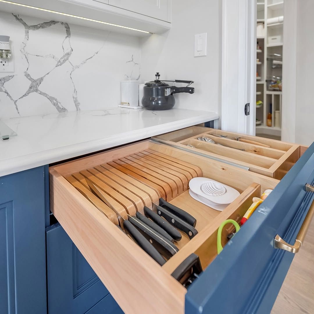 Knife and Board Storage in a Single Drawer