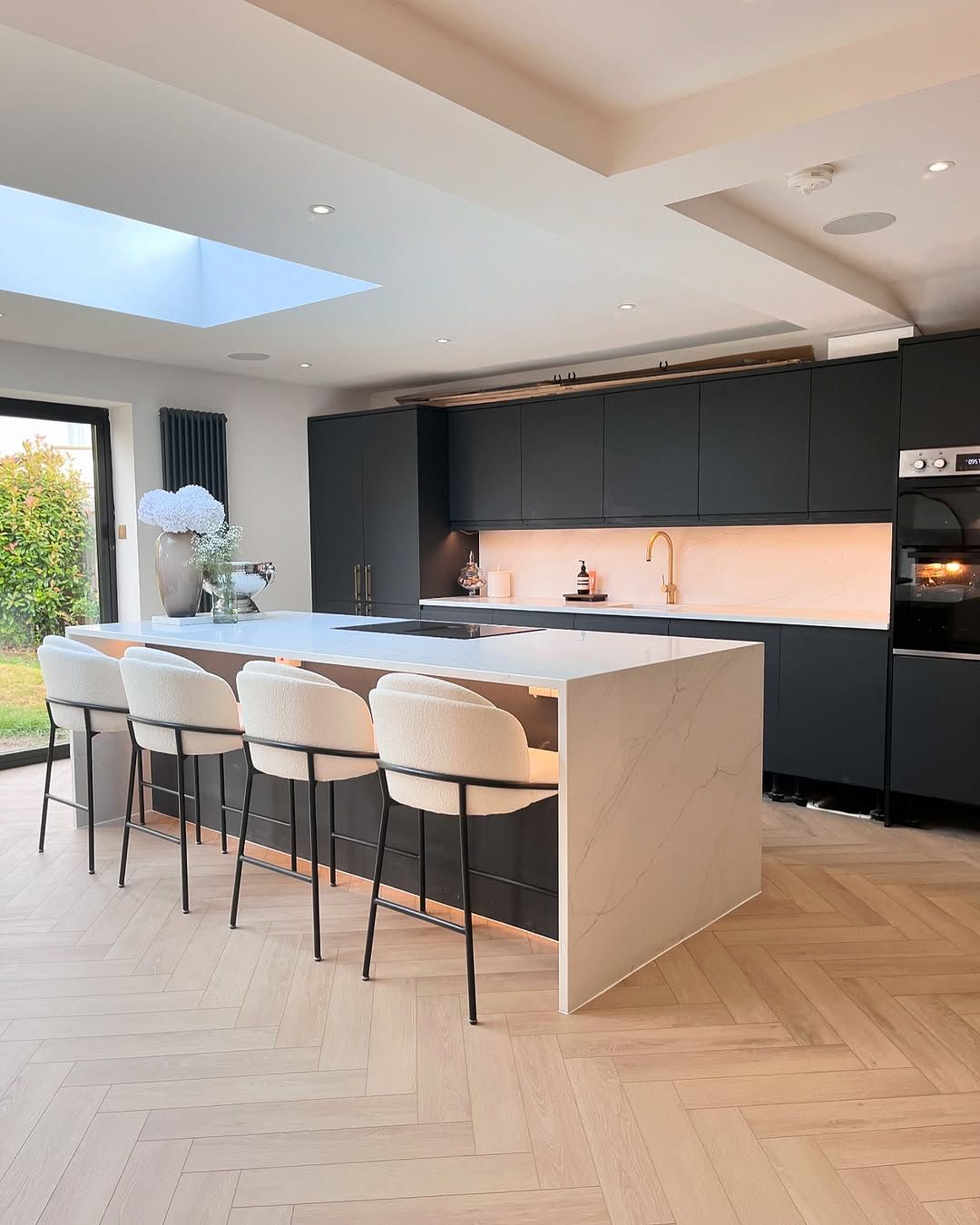 21 Kitchen Island Chairs That Decide How the Entire Space Functions