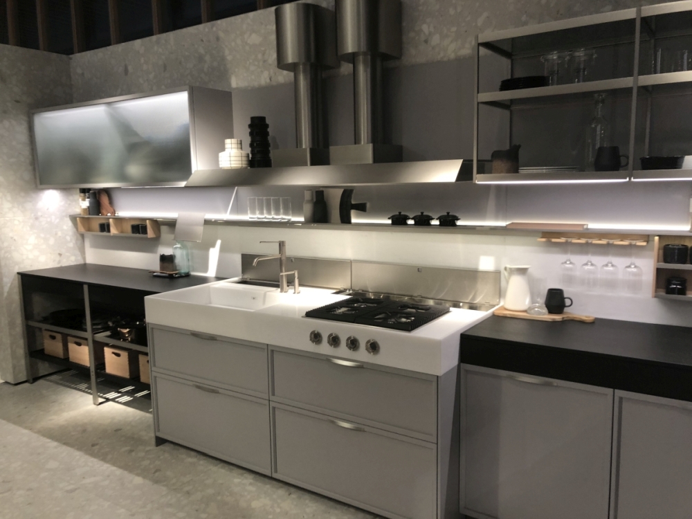 The back-lit floating glass display